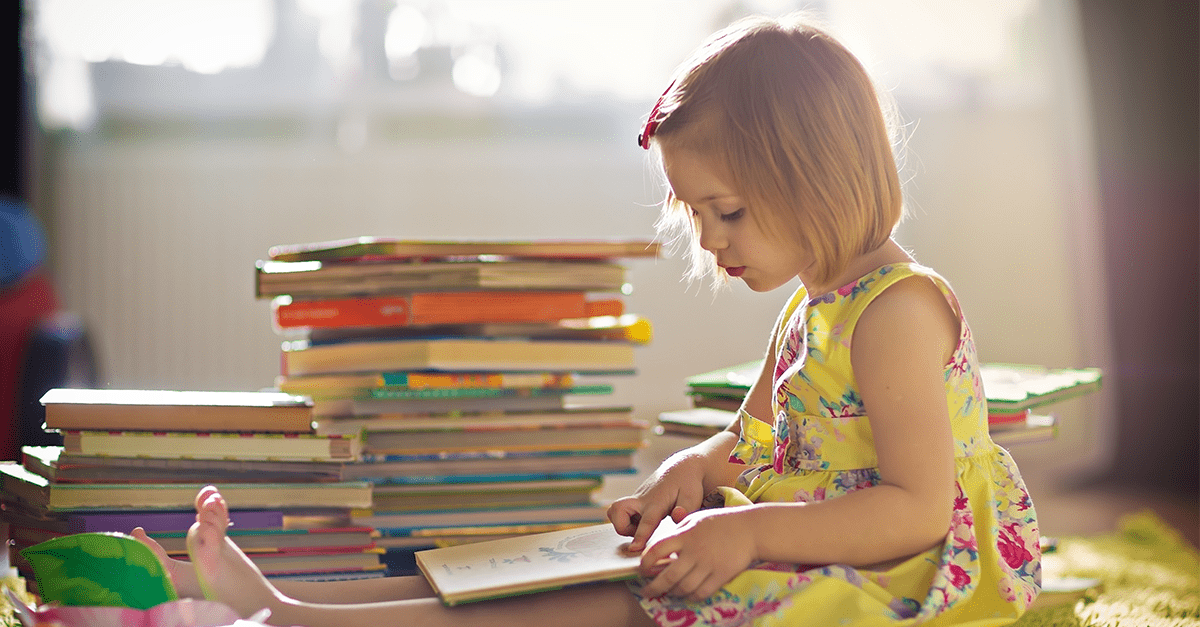 En este momento estás viendo ¿A qué edad debería esperar que mi hijo/a sepa leer?