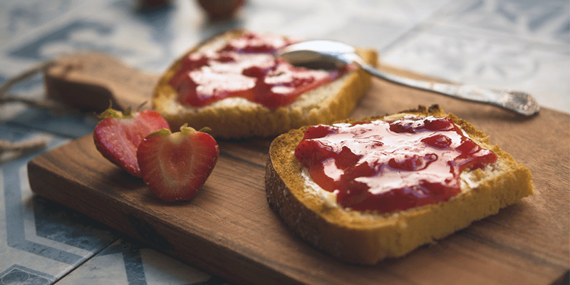 Toast with strawberry jam as an example of a healthy breakfast, from lernin blog